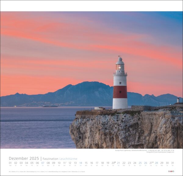 Eine Kalenderseite „Faszination Leuchttürme – An den Grenzen der Landschaft“ 2025 für Dezember mit einem Foto eines weiß-roten Leuchtturms auf einer Klippe bei Sonnenuntergang vor zartrosa und blauem Himmel mit Blick auf das Meer und einer Bergkette im Hintergrund.