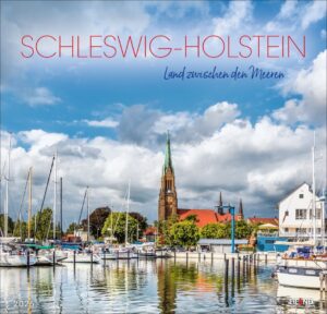 Eine malerische Aussicht auf [Produktname] mit einem Hafen mit Segelbooten, einem markanten Kirchturm mit grüner Spitze, weißen Häusern und einem bewölkten blauen Himmel. Bildunterschrift: