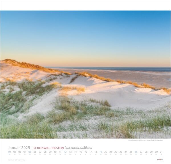 Eine malerische Seite für Schleswig-Holstein 2025 für Januar, mit einem ruhigen Strand mit weichen, grasbewachsenen Dünen unter einem hellblauen Himmel, der in einen pastellfarbenen Sonnenuntergang über einem ruhigen Meer übergeht.