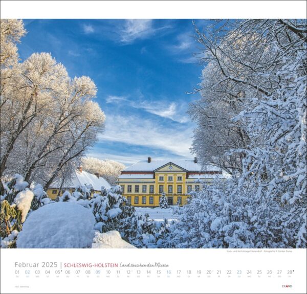 Eine Winterlandschaft in Schleswig-Holstein 2025 zeigt ein großes gelbes Gebäude mit weißen Verzierungen, eingebettet zwischen schneebedeckten Bäumen unter einem strahlend blauen Himmel. Die Szene, gerahmt als Kalender für Februar