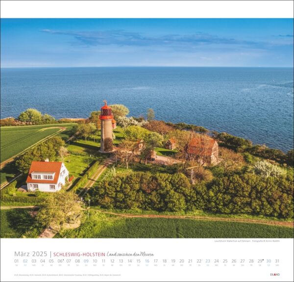 Luftaufnahme eines Leuchtturms in Schleswig-Holstein am Meer neben einem kleinen weißen Haus, umgeben von üppigen grünen Feldern und Bäumen. Ein Kalenderraster für Schleswig-Holstein 2025
