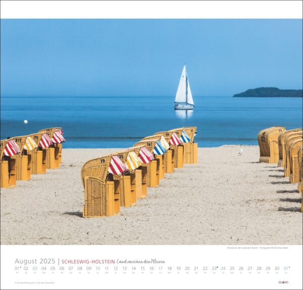Eine ruhige Strandszene mit einer Reihe nummerierter Strandkörbe mit Blick auf das Meer und einem Segelboot in der Ferne unter einem klaren blauen Himmel. Unten ist ein Kalender für Schleswig-Holstein 2025 eingeblendet.