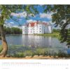Eine Kalenderseite für Schleswig-Holstein 2025 mit Schloss Glücksburg in Schleswig-Holstein, Deutschland. Das Schloss spiegelt sich in einem ruhigen See, umgeben von grünem Laub und einem blauen Himmel.