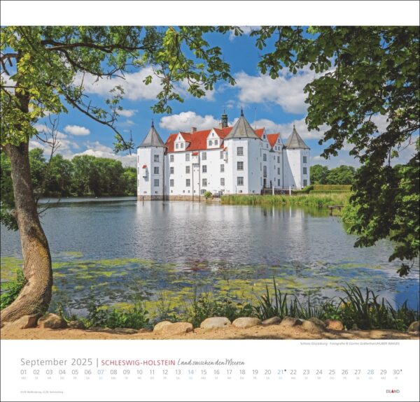Eine Kalenderseite für Schleswig-Holstein 2025 mit Schloss Glücksburg in Schleswig-Holstein, Deutschland. Das Schloss spiegelt sich in einem ruhigen See, umgeben von grünem Laub und einem blauen Himmel.
