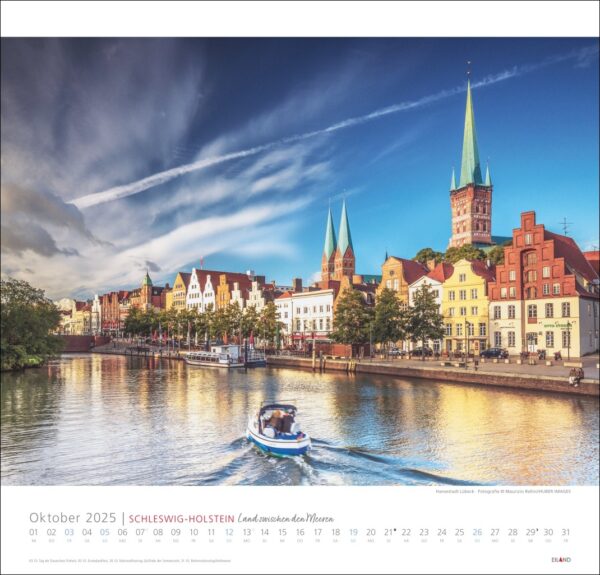 Eine Kalenderseite für Schleswig-Holstein 2025 mit einer malerischen Ansicht von Lübeck, Schleswig-Holstein, Deutschland, mit farbenfrohen historischen Gebäuden und hohen Kirchtürmen entlang eines Flusses.