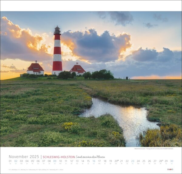 Eine landschaftlich reizvolle Kalenderseite für Schleswig-Holstein 2025 zeigt einen großen rot-weiß gestreiften Leuchtturm in Schleswig-Holstein, Deutschland. Ein kleiner Bach schlängelt sich durch eine üppige grüne Wiese darunter.