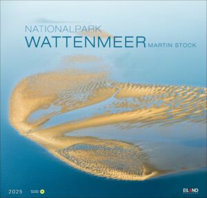 Ein ruhiges Luftbild einer sandigen, serpentinenförmigen Sandbank im Nationalpark Wattenmeer 2025 mit geriffeltem Muster und kleinen Wasserbecken in sanften Blautönen. Das Bild enthält Text
