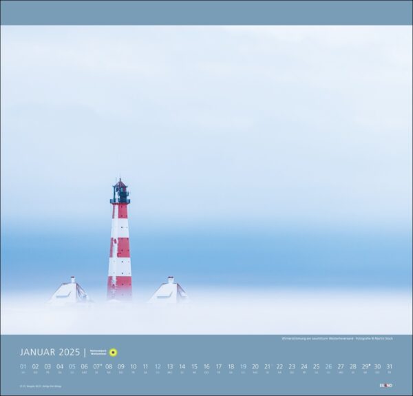 Eine Kalenderseite zum Nationalpark Wattenmeer 2025 mit einem rot-weißen Leuchtturm, der aus einem dichten, nebligen Nebel im Nationalpark Wattenmeer vor einem hellblauen Hintergrund auftaucht. Das Raster der Daten
