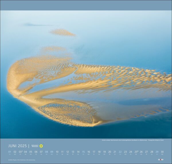 Luftaufnahme einer Sandwüste mit einer Reihe welliger Sanddünen, die in weiches Licht getaucht sind und zarte Schatten werfen, die ihre Konturen betonen. Die Komposition enthält einen Kalender für den Nationalpark Wattenmeer 2025.