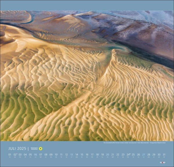 Luftaufnahme des Nationalpark Wattenmeer-Kalenders 2025 für Juli, der Sanddünen mit komplizierten Mustern und verschiedenen Braun- und Gelbtönen zeigt, die sich unter sanftem Licht anmutig kreuzen. Termine