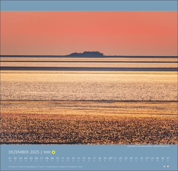 Eine ruhige Meereslandschaft bei Sonnenuntergang im Nationalpark Wattenmeer 2025 mit horizontalen Lichtbändern, die sich im Wasser spiegeln und zu einer in der Ferne erkennbaren Inselsilhouette unter einem sanften orangefarbenen Himmel führen.