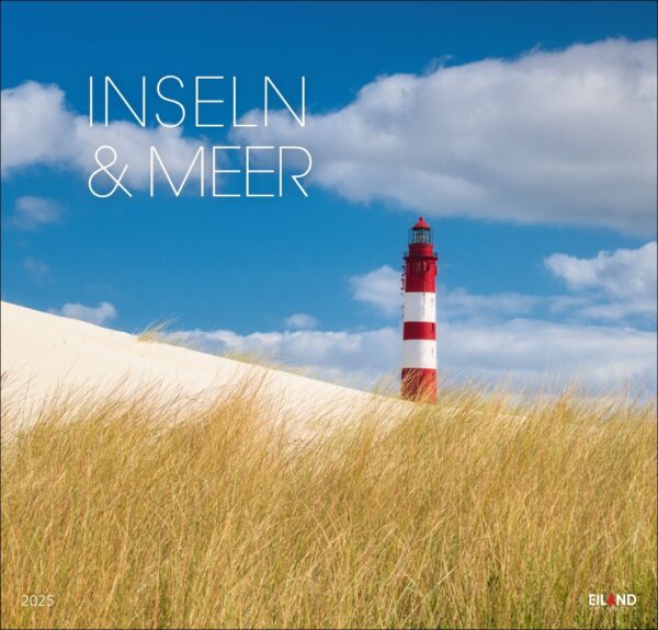 Eine malerische Landschaft mit einem rot-weiß gestreiften Leuchtturm hinter einer mit hohem Gras bewachsenen Sanddüne. Der Himmel ist klar mit wenigen weißen Wolken und dem Text „Inseln & Meer 2025“.