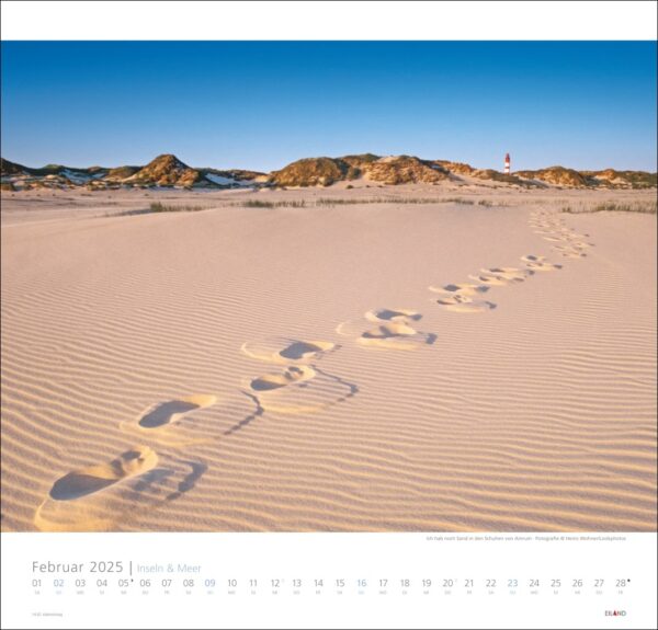 Eine Kalenderseite für Inseln & Meer 2025, die eine ruhige Strandszene mit einer Fußspur zeigt, die durch glatten Sand zu Dünen und einem entfernten Leuchtturm unter einem klaren Himmel führt.
