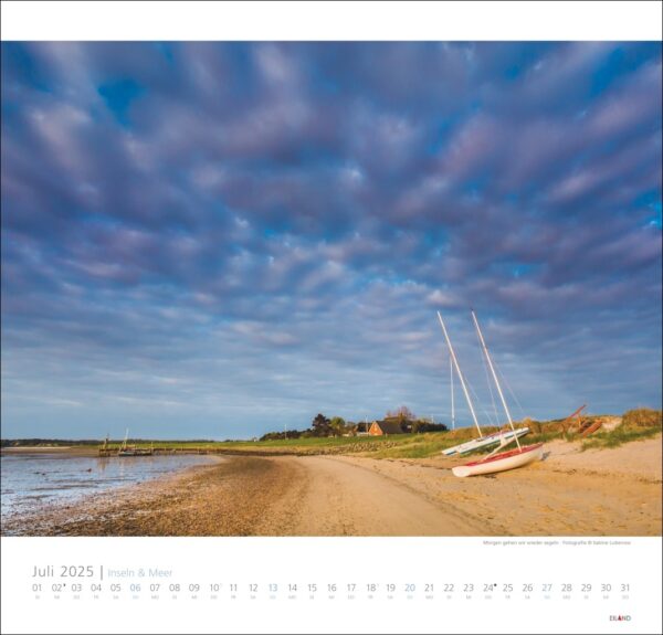 Ein Kalenderbild für Juli von Inseln & Meer 2025 mit einem ruhigen Strand mit kleinen Segelbooten am Ufer unter einem bewölkten blauen Himmel. Die ruhige Landschaft umfasst Cottages am Strand auf kleinen Inseln.