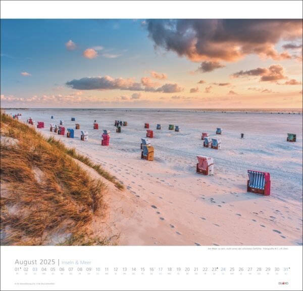 Eine malerische Strandkalenderseite für Inseln & Meer 2025, mit einem Sonnenuntergang über einem ruhigen Strand mit bunten Strandkörben. Oben sind die Datumszahlen zu sehen, mit dem Monat „August 2025“ und