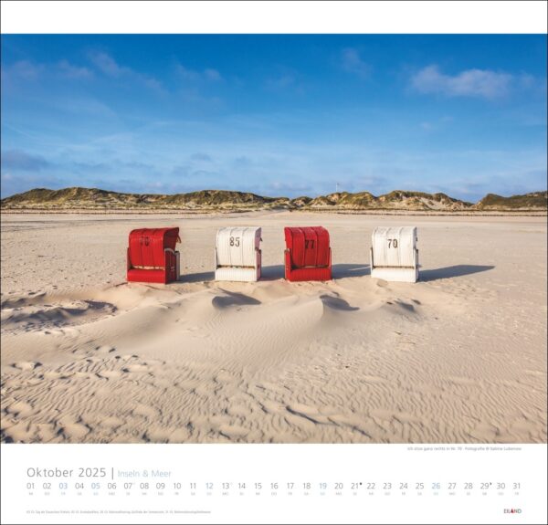Eine Kalenderseite für Inseln & Meer 2025 mit vier Strandstühlen, zwei roten und zwei weißen, in einer Reihe an einem Sandstrand unter einem bewölkten Himmel, mit einem Kalenderraster für den Monat an der