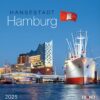 Ein Werbekalendercover für die Hansestadt Hamburg – PostkartenKalender 2025, das eine beleuchtete Nachtszene mit dem Gebäude der Elbphilharmonie und einem großen, im Vordergrund vertäuten Schiff zeigt.