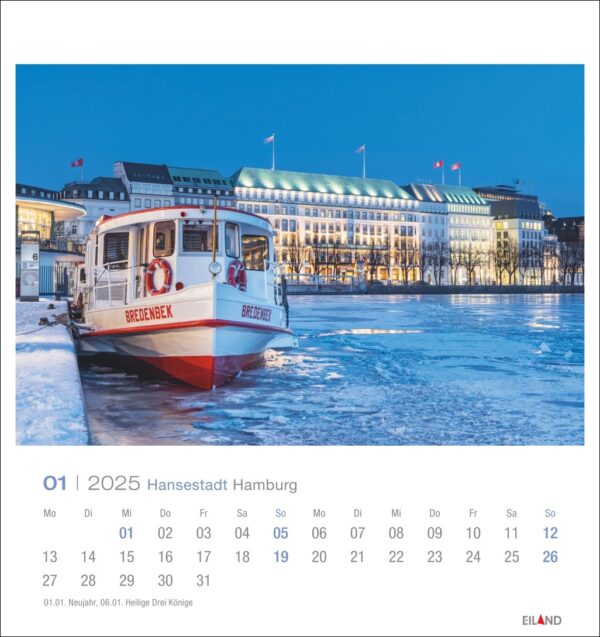 Eine Seite des Hansestadt Hamburg - PostkartenKalenders 2025 für Januar zeigt eine schneebedeckte Szene mit einem Boot namens „Bredenbek“, das im eisigen Wasser vertäut ist, im Hintergrund ein beleuchtetes, prachtvolles Gebäude.