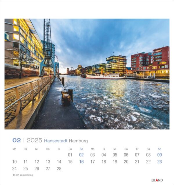 Ein Hansestadt Hamburg - PostkartenKalender 2025 mit einem lebendigen Foto des Hansestadt Hamburger Stadtteils HafenCity. Das Bild zeigt moderne Gebäude entlang eines Kanals mit Eisbrocken unter einem dynamischen Himmel.