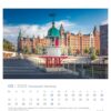 Eine Hansestadt Hamburg - PostkartenKalender 2025 Seite für März, mit einer malerischen Ansicht der Hansestadt Hamburg, mit einer markanten rot-weißen Brücke mit einem grün überdachten Turm vor einer Kulisse