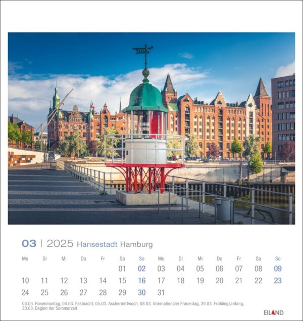 Eine Hansestadt Hamburg - PostkartenKalender 2025 Seite für März, mit einer malerischen Ansicht der Hansestadt Hamburg, mit einer markanten rot-weißen Brücke mit einem grün überdachten Turm vor einer Kulisse