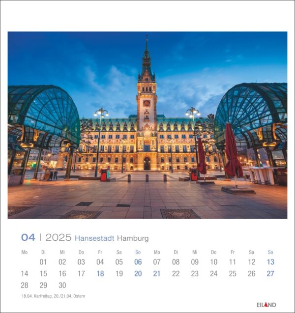 PostkartenKalender Kalenderseite mit April 2025 für die Hansestadt Hamburg. Zeigt ein lebendiges Foto des Hamburger Rathauses mit einem beleuchteten Glockenturm in der Abenddämmerung, eingerahmt von einer gewölbten Glasstruktur. Daten und