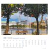 Eine Hansestadt Hamburg - PostkartenKalender 2025 Seite für Juni mit einem Foto eines Sees in Hamburg, Deutschland, mit bunten hängenden Laternen, einem Brunnen und modernen Gebäuden im Hintergrund. Zwei