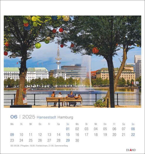 Eine Hansestadt Hamburg - PostkartenKalender 2025 Seite für Juni mit einem Foto eines Sees in Hamburg, Deutschland, mit bunten hängenden Laternen, einem Brunnen und modernen Gebäuden im Hintergrund. Zwei