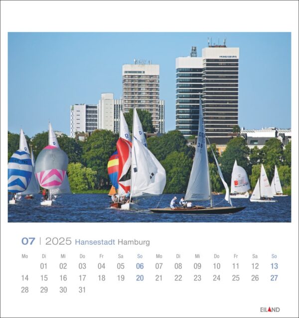 Ein lebendiges Foto, das ein Segelbootrennen an einem sonnigen Tag in der Hansestadt Hamburg zeigt – PostkartenKalender 2025. Es zeigt sieben Segelboote mit bunten Segeln auf dem Wasser vor der Kulisse moderner, hoher Gebäude.