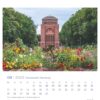 Kalenderblatt für August 2025 mit einem farbenfrohen Blumenbeet im Vordergrund und dem historischen Planetariumsgebäude der Hansestadt Hamburg aus rotem Backstein im Hintergrund unter einem klaren blauen Himmel.