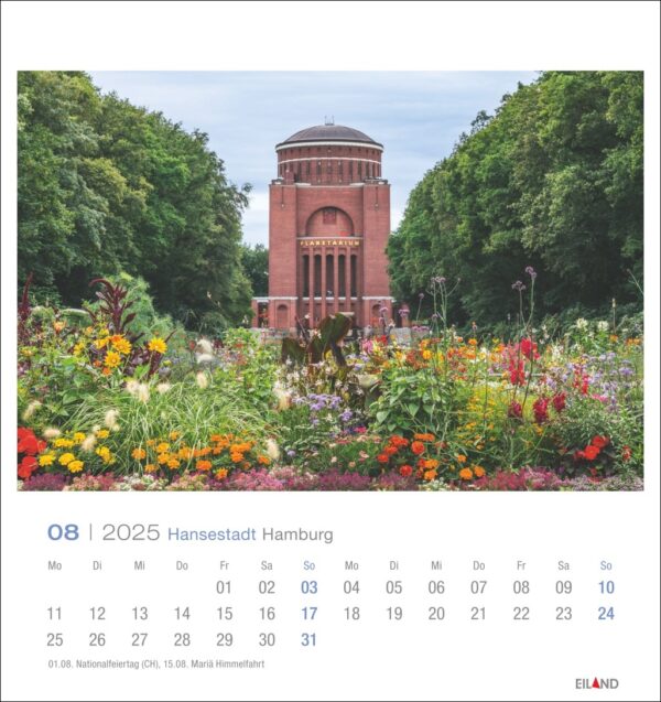 Kalenderblatt für August 2025 mit einem farbenfrohen Blumenbeet im Vordergrund und dem historischen Planetariumsgebäude der Hansestadt Hamburg aus rotem Backstein im Hintergrund unter einem klaren blauen Himmel.