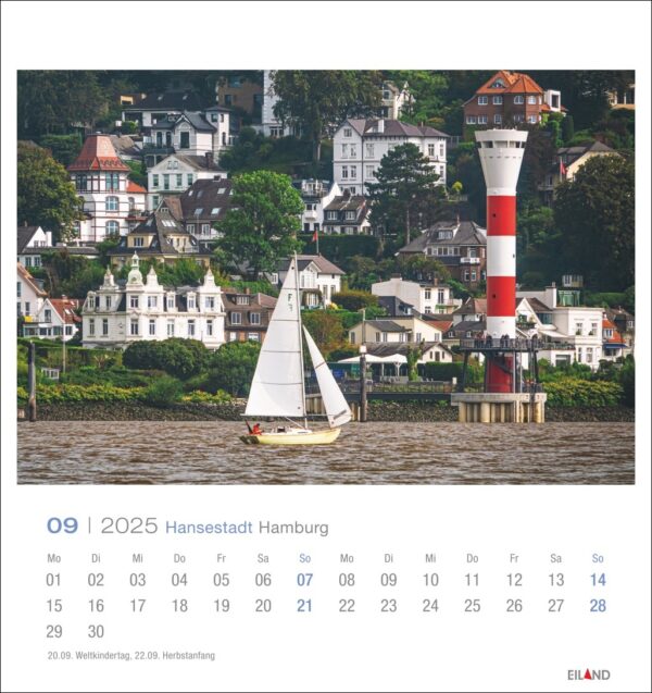Eine Hansestadt Hamburg - PostkartenKalender 2025 Seite für September, mit einem Segelboot und einem gestreiften Leuchtturm auf einem Fluss in der Hansestadt Hamburg, mit einem üppigen grünen Hügel und Häusern in