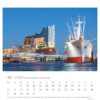 Eine Hansestadt Hamburg - PostkartenKalender 2025 Seite zeigt den Oktober 2025 mit dem Hamburger Hafen bei Nacht, mit der beleuchteten Elbphilharmonie und einem großen angedockten Schiff, unter einem