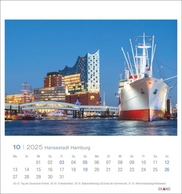 Eine Hansestadt Hamburg - PostkartenKalender 2025 Seite zeigt den Oktober 2025 mit dem Hamburger Hafen bei Nacht, mit der beleuchteten Elbphilharmonie und einem großen angedockten Schiff, unter einem