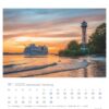 Eine Seite des Hansestadt Hamburg - PostkartenKalender 2025 für November zeigt einen Sonnenuntergang über dem Wasser mit einem Kreuzfahrtschiff und einem Leuchtturm in der Nähe von Hamburg. Im Vordergrund ist ein Strand mit Bäumen zu sehen, und die Tage des Monats