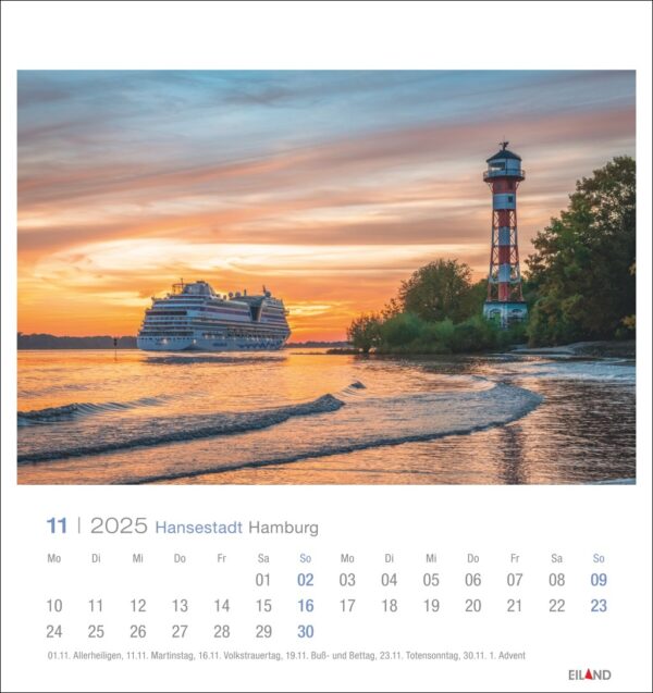 Eine Seite des Hansestadt Hamburg - PostkartenKalender 2025 für November zeigt einen Sonnenuntergang über dem Wasser mit einem Kreuzfahrtschiff und einem Leuchtturm in der Nähe von Hamburg. Im Vordergrund ist ein Strand mit Bäumen zu sehen, und die Tage des Monats