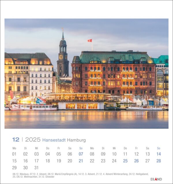 Eine Seite des Hansestadt Hamburg - PostkartenKalenders 2025 für Dezember mit einer Szene des Hamburger Rathauses in der Dämmerung, einem historischen Gebäude mit einem zentralen Uhrenturm, der entlang einer reflektierenden Wasserfläche wunderschön beleuchtet ist.