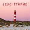 Ein rot-weiß gestreifter Leuchtturm steht inmitten von Sanddünen unter einem rosa Sonnenuntergangshimmel. Der Text darüber lautet „Leuchttürme leuchten des Nordens“ mit „PostkartenKalender 2025“.
