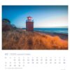 Leuchttürme - PostkartenKalender 2025: Eine Kalenderseite für Januar 2025 mit einem roten Backsteinleuchtturm in der Dämmerung an einem Küstenstrand. Hohes Gras im Vordergrund und ein ruhiges Meer unter einem abgestuften Himmel