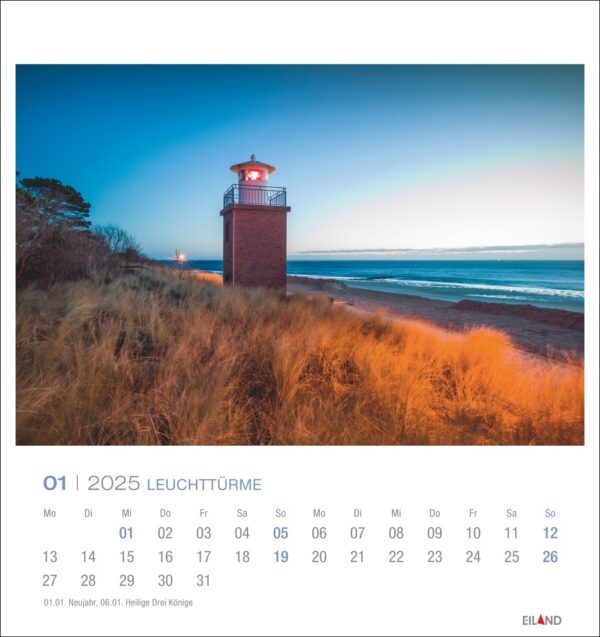 Leuchttürme - PostkartenKalender 2025: Eine Kalenderseite für Januar 2025 mit einem roten Backsteinleuchtturm in der Dämmerung an einem Küstenstrand. Hohes Gras im Vordergrund und ein ruhiges Meer unter einem abgestuften Himmel