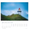 Eine Leuchttürme - PostkartenKalender 2025-Seite für Februar mit einem Leuchtturm mit leuchtendem Leuchtfeuer in der Dämmerung, umgeben von hohem Gras, mit einer übersichtlichen Datumstabelle darunter vom 1. Februar bis.