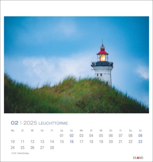 Eine Leuchttürme - PostkartenKalender 2025-Seite für Februar mit einem Leuchtturm mit leuchtendem Leuchtfeuer in der Dämmerung, umgeben von hohem Gras, mit einer übersichtlichen Datumstabelle darunter vom 1. Februar bis.