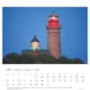 Eine Seite des Leuchttürme - PostkartenKalender 2025 für März mit dem Bild eines hohen Leuchtturms aus Backstein mit einer grünen Kuppel und einer leuchtend roten Spitze vor einem Abendhimmel. Unter dem Bild ein Raster