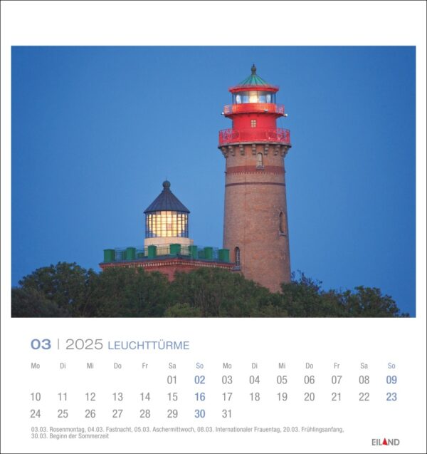 Eine Seite des Leuchttürme - PostkartenKalender 2025 für März mit dem Bild eines hohen Leuchtturms aus Backstein mit einer grünen Kuppel und einer leuchtend roten Spitze vor einem Abendhimmel. Unter dem Bild ein Raster