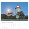 Eine Seite des Leuchttürme - PostkartenKalender 2025 mit einem weißen Leuchtturm mit roter Spitze, der von einem Vollmond in einem Abendhimmel beleuchtet wird. Der Leuchtturm ist von üppigem Grün umgeben. Unten sehen Sie einen Kalender für April 2025.