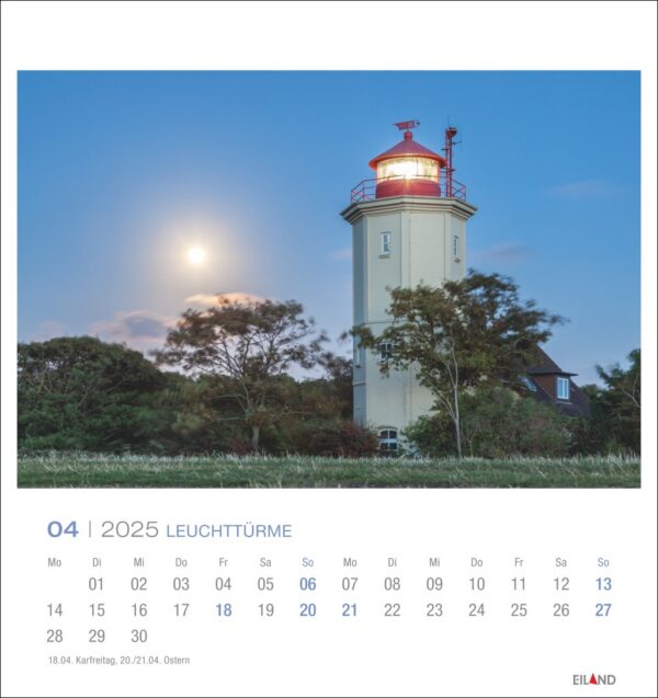 Eine Seite des Leuchttürme - PostkartenKalender 2025 mit einem weißen Leuchtturm mit roter Spitze, der von einem Vollmond in einem Abendhimmel beleuchtet wird. Der Leuchtturm ist von üppigem Grün umgeben. Unten sehen Sie einen Kalender für April 2025.
