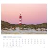 Eine Leuchttürme - PostkartenKalender 2025-Seite für Mai mit einer ruhigen Landschaft mit einem rot-weißen Leuchtturm zwischen grasbedeckten Sanddünen in der Dämmerung unter einem zartrosa Himmel. Die Daten sind in Zeilen darunter angeordnet.