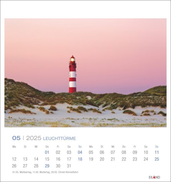 Eine Leuchttürme - PostkartenKalender 2025-Seite für Mai mit einer ruhigen Landschaft mit einem rot-weißen Leuchtturm zwischen grasbedeckten Sanddünen in der Dämmerung unter einem zartrosa Himmel. Die Daten sind in Zeilen darunter angeordnet.