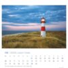 Eine Leuchttürme - PostkartenKalender 2025-Seite für Juni mit einem Bild eines rot-weißen Leuchtturms mit Blick auf einen Strand, im Vordergrund eine grasbedeckte Düne. Das Kalenderraster zeigt Daten und Tage an.