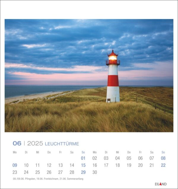 Eine Leuchttürme - PostkartenKalender 2025-Seite für Juni mit einem Bild eines rot-weißen Leuchtturms mit Blick auf einen Strand, im Vordergrund eine grasbedeckte Düne. Das Kalenderraster zeigt Daten und Tage an.